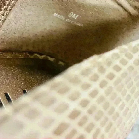 Moda Gray Snakeskin Peep Toe Gold Lined Platform Wooden Heels Size 9M - Picture 10 of 10